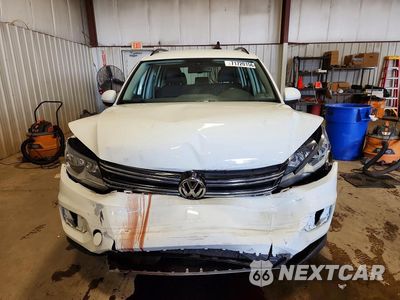 Piąte zdjęcie samochodu w środku: 2017 VOLKSWAGEN TIGUAN S VIN:WVGBV7AX5HK023428 - miniatura