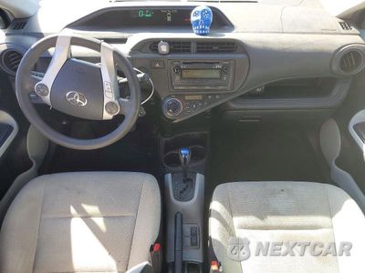Zdjęcie 8 z 12 samochodu: 2013 TOYOTA PRIUS C ONE VIN:JTDKDTB37D1549586 - miniatura