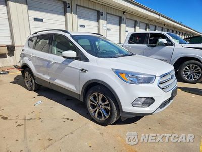 Czwarte zdjęcie samochodu z boku: 2018 FORD ESCAPE SE VIN:1FMCU9GD9JUC12657 - miniatura