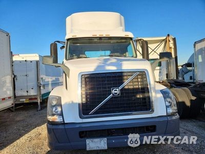 Piąte zdjęcie samochodu w środku: 2018 VOLVO VN VNL - SEMI TRUCK VIN:4V4N39TG0JN892852 - miniatura