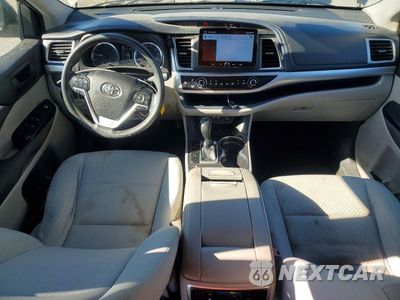 Zdjęcie 8 z 13 samochodu: 2018 TOYOTA HIGHLANDER LE VIN:5TDBZRFH8JS905150 - miniatura