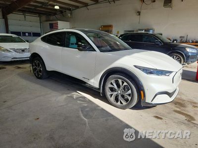 Czwarte zdjęcie samochodu z boku: 2022 FORD MUSTANG MACH-E PREMIUM VIN:3FMTK3SS6NMA25167 - miniatura