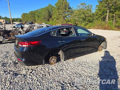 Trzecie zdjęcie samochodu z tyłu: 2018 KIA OPTIMA S VIN:5XXGT4L35JG251261 - miniatura