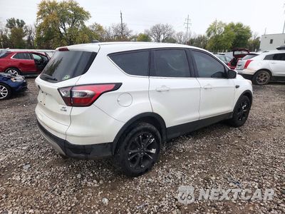 Trzecie zdjęcie samochodu z tyłu: 2017 FORD ESCAPE SE VIN:1FMCU9GD2HUC22263 - miniatura