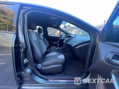 Piąte zdjęcie samochodu w środku: 2018 FORD FOCUS ST VIN:1FADP3L99JL213446 - miniatura