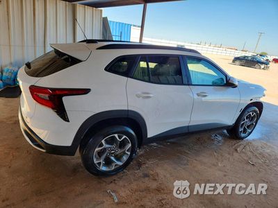 Trzecie zdjęcie samochodu z tyłu: 2026 CHEVROLET TRAX 1LT VIN:KL77LHEP7TC123790 - miniatura