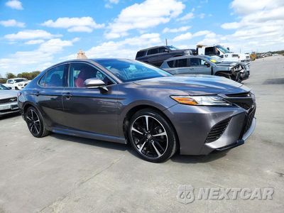 Czwarte zdjęcie samochodu z boku: 2018 TOYOTA CAMRY XSE VIN:4T1B61HK6JU136903 - miniatura