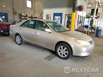 Czwarte zdjęcie samochodu z boku: 2005 TOYOTA CAMRY XLE VIN:4T1BE32K75U974371 - miniatura