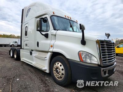 Czwarte zdjęcie samochodu z boku: 2015 FREIGHTLINER CASCADIA SEMI TRUCK VIN:3AKJGLBG4FSGK0126 - miniatura
