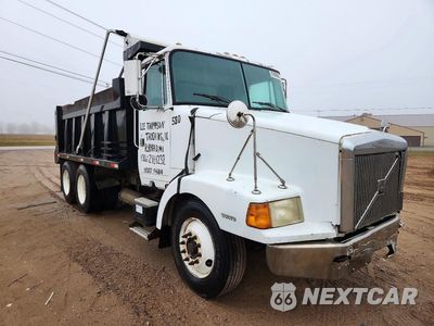 Czwarte zdjęcie samochodu z boku: 1996 VOLVO WCA DUMP TRUCK VIN:4V4VDBGF8TN713661 - miniatura