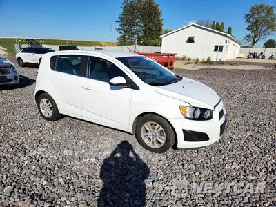 Czwarte zdjęcie samochodu z boku: 2015 CHEVROLET SONIC LT VIN:1G1JC6SB6F4166109 - miniatura