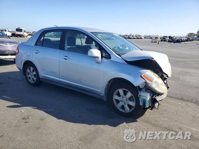 Czwarte zdjęcie samochodu z boku: 2007 NISSAN VERSA VIN:3N1BC11E07L422365 - miniatura