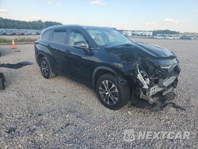 Czwarte zdjęcie samochodu z boku: 2021 TOYOTA HIGHLANDER HYBRID XLE VIN:5TDHARAHXMS012023 - miniatura