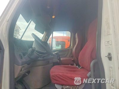 Zdjęcie 7 z 14 samochodu: 2012 FREIGHTLINER CASCADIA 113 VIN:1FUJGHDVXCSBF2727 - miniatura
