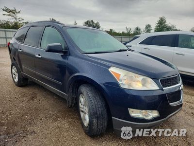 Czwarte zdjęcie samochodu z boku: 2012 CHEVROLET TRAVERSE LS VIN:1GNKREED5CJ370227 - miniatura
