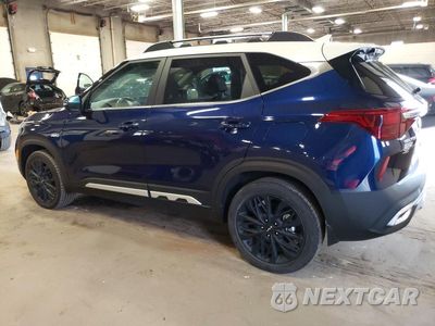 Drugie zdjęcie samochodu z przodu: 2023 KIA SELTOS NIGHTFALL VIN:KNDEUCA26P7351038 - miniatura