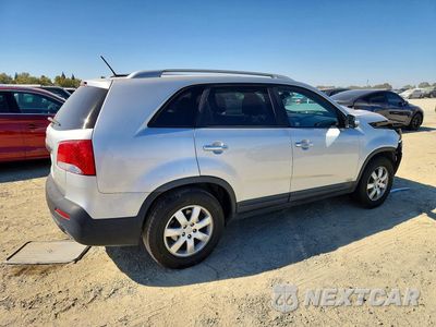 Trzecie zdjęcie samochodu z tyłu: 2013 KIA SORENTO LX VIN:5XYKTDA67DG390704 - miniatura