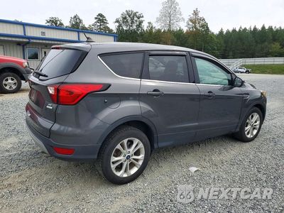 Trzecie zdjęcie samochodu z tyłu: 2019 FORD ESCAPE SE VIN:1FMCU0GD4KUC19383 - miniatura