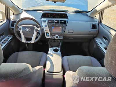 Zdjęcie 8 z 12 samochodu: 2013 TOYOTA PRIUS V TWO VIN:JTDZN3EU5D3274448 - miniatura