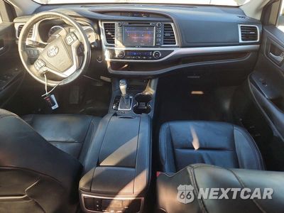 Zdjęcie 8 z 14 samochodu: 2015 TOYOTA HIGHLANDER XLE VIN:5TDKKRFH4FS051110 - miniatura