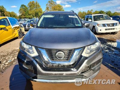 Piąte zdjęcie samochodu w środku: 2018 NISSAN ROGUE SV VIN:KNMAT2MV0JP553821 - miniatura
