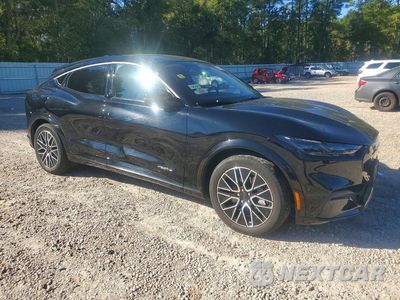 Czwarte zdjęcie samochodu z boku: 2024 FORD MUSTANG MACH-E PREMIUM VIN:3FMTK3R43RMA36415 - miniatura