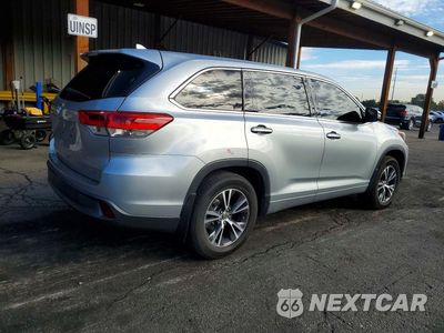 Trzecie zdjęcie samochodu z tyłu: 2018 TOYOTA HIGHLANDER LE PLUS VIN:5TDBZRFH1JS828458 - miniatura