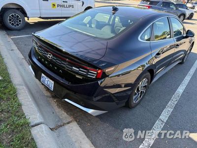 Czwarte zdjęcie samochodu z boku: 2026 HYUNDAI SONATA HYBRID BLUE VIN:KMHL24JJXTA160631 - miniatura