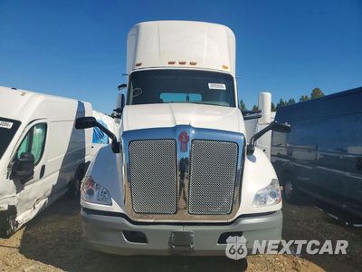 Piąte zdjęcie samochodu w środku: 2017 KENWORTH T680 SEMI TRUCK VIN:1XKYA48X2HJ160321 - miniatura