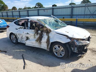 Czwarte zdjęcie samochodu z boku: 2019 HYUNDAI ELANTRA SE VIN:5NPD84LF8KH475743 - miniatura