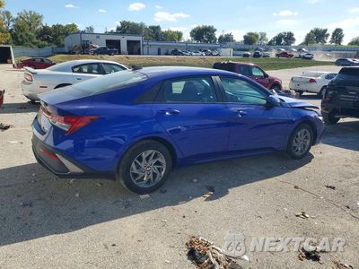 Trzecie zdjęcie samochodu z tyłu: 2024 HYUNDAI ELANTRA BLUE VIN:KMHLM4DJ3RU109582 - miniatura