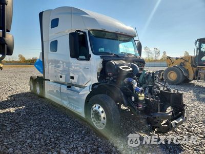 Czwarte zdjęcie samochodu z boku: 2021 VOLVO VNL SEMI TRUCK VIN:4V4NC9EH0MN271900 - miniatura