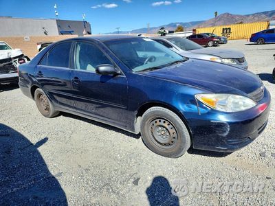 Czwarte zdjęcie samochodu z boku: 2004 TOYOTA CAMRY LE VIN:JTDBE32K340255273 - miniatura