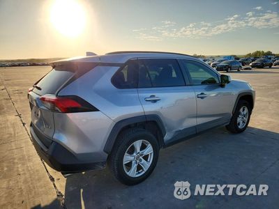 Trzecie zdjęcie samochodu z tyłu: 2020 TOYOTA RAV4 XLE VIN:JTMW1RFV6LD043446 - miniatura