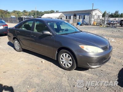 Czwarte zdjęcie samochodu z boku: 2005 TOYOTA CAMRY STANDARD VIN:4T1BE32K05U979332 - miniatura
