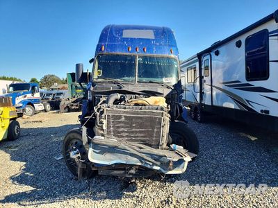 Piąte zdjęcie samochodu w środku: 2014 FREIGHTLINER CASCADIA SEMI TRUCK VIN:3AKJGLD56ESFS4542 - miniatura