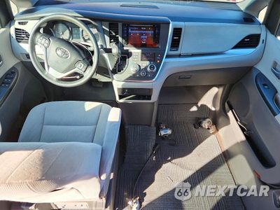 Zdjęcie 8 z 13 samochodu: 2017 TOYOTA SIENNA LE VIN:5TDKZ3DC1HS827177 - miniatura