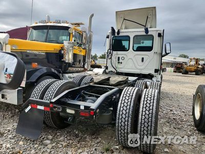 Zdjęcie 6 z 12 samochodu: 2023 FREIGHTLINER CASCADIA 126 SEMI TRUCK VIN:3AKJHLDV5PDNY4622 - miniatura