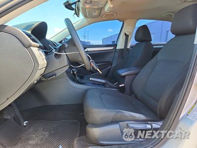 Zdjęcie 7 z 12 samochodu: 2012 VOLKSWAGEN PASSAT S VIN:1VWAP7A38CC063722 - miniatura