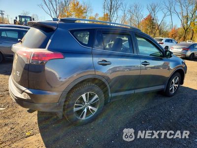 Trzecie zdjęcie samochodu z tyłu: 2017 TOYOTA RAV4 XLE VIN:JTMRFREV7HD215958 - miniatura