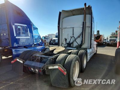 Trzecie zdjęcie samochodu z tyłu: 2013 KENWORTH CONSTRUCTION T660 VIN:1XKAD49X1DR343972 - miniatura