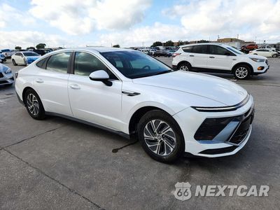 Czwarte zdjęcie samochodu z boku: 2026 HYUNDAI SONATA HYBRID BLUE VIN:KMHL24JJ6TA156348 - miniatura
