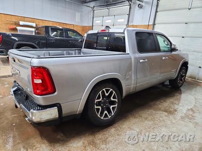 Trzecie zdjęcie samochodu z tyłu: 2026 RAM 1500 LARAMIE VIN:1C6SRFJP2TN249332 - miniatura