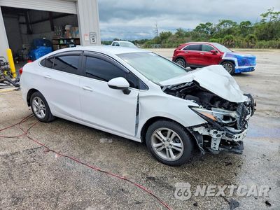 Czwarte zdjęcie samochodu z boku: 2018 CHEVROLET CRUZE LT VIN:1G1BE5SMXJ7106156 - miniatura