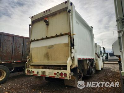 Trzecie zdjęcie samochodu z tyłu: 2000 INTERNATIONAL 4900 PACKER GARBAGE TRUCK VIN:1HTSDAAN4YH247888 - miniatura