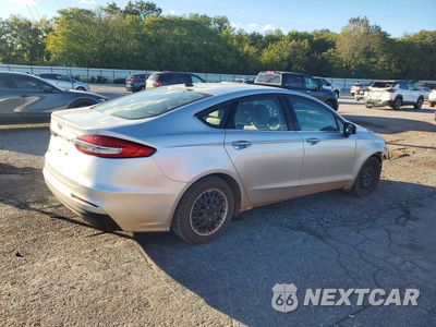 Trzecie zdjęcie samochodu z tyłu: 2019 FORD FUSION S VIN:3FA6P0G76KR215450 - miniatura