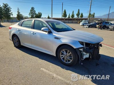 Czwarte zdjęcie samochodu z boku: 2020 KIA OPTIMA LX VIN:5XXGT4L35LG415773 - miniatura