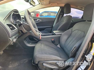 Zdjęcie 7 z 12 samochodu: 2015 CHRYSLER 200 LIMITED VIN:1C3CCCAB1FN635234 - miniatura