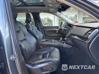 Piąte zdjęcie samochodu w środku: 2019 VOLVO XC90 T6 MOMENTUM VIN:YV4A22PK4K1442176 - miniatura