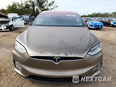 Piąte zdjęcie samochodu w środku: 2017 TESLA MODEL X VIN:5YJXCAE2XHF051041 - miniatura